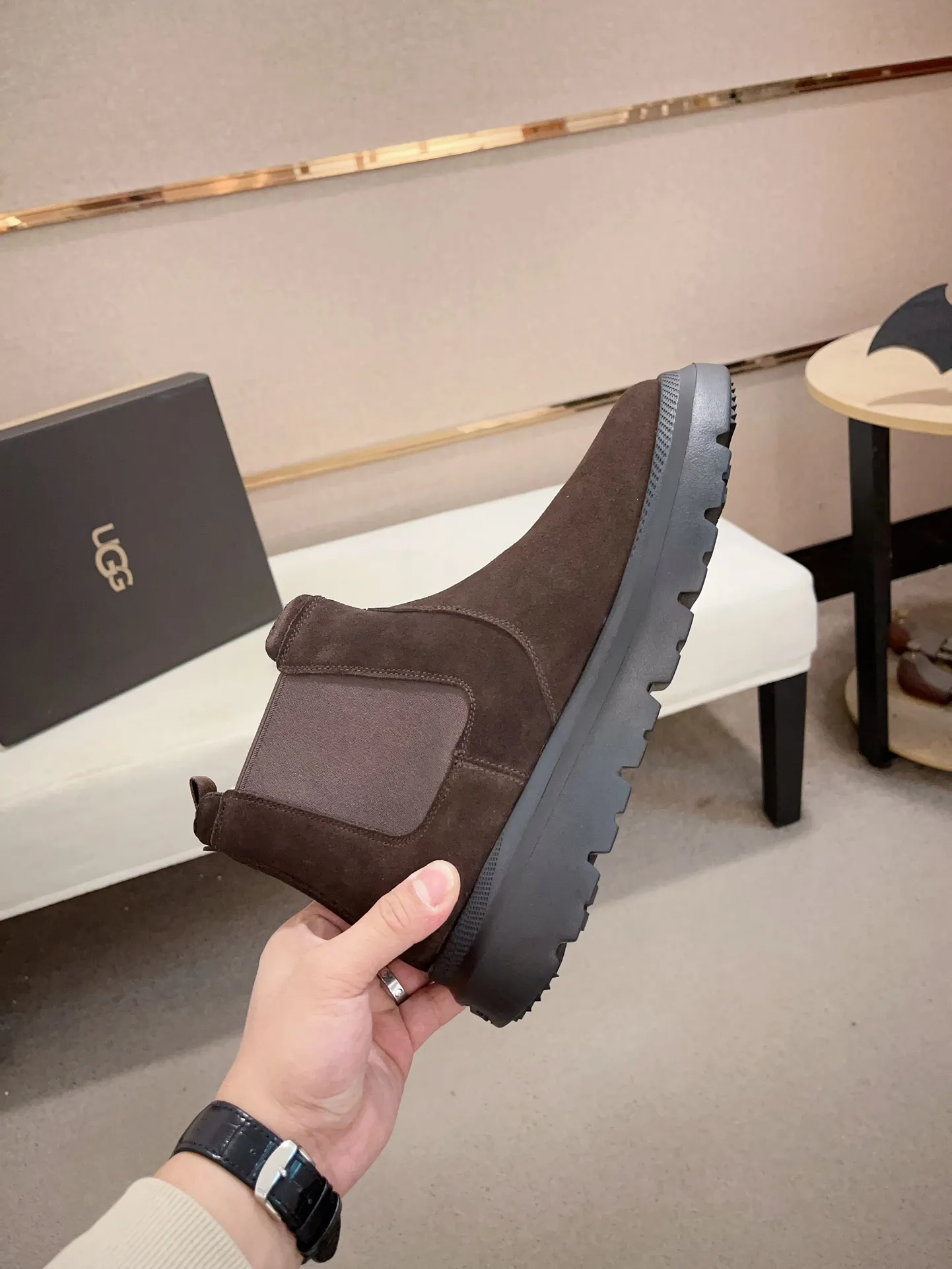 Men's shoes💰: 600💰(high-end goods) UGG❄️❄️Latest model 1:1⃣️quality, fabric: high-end quality first-layer cowhide imported from Europe. Lining: wool lining, sole: pure imported rubber foam outsole. ❤️High-end goods, fine workmanship, trendy and fashionable. The fit is very classy. If you know the goods, you will definitely not be able to refuse😍😍Code number: 41-45. Can be customized 46.47.